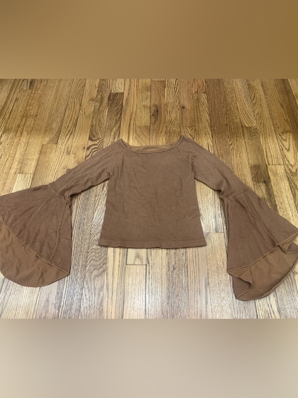 Women’s Ribbed Bell-Sleeve Long-Sleeve Top in Brown